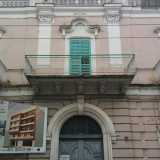 Il piano terra presenta un ingresso ad arco a tutto sesto con accessi laterali con arco ribassato, sul livello  superiore invece la facciata � divisa da paraste con capitelli decorati con motivi vegetali